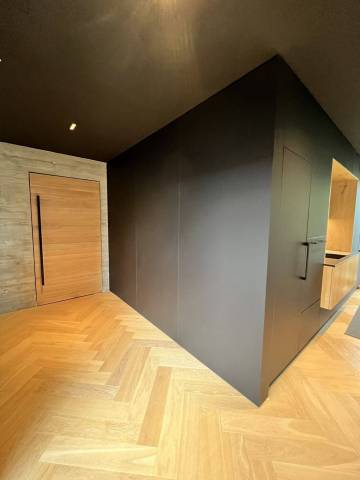 Aménagement d'une entrée et création de la porte d'entrée